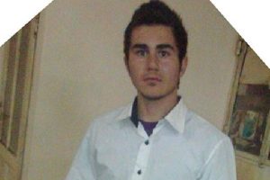 Bı&ccedil;aklayıp, hastane &ouml;n&uuml;ne bıraktığı arkadaşı &ouml;ld&uuml;