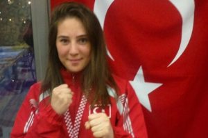 Bursa Mudanyalı kickboks sporcusu &Ouml;znur Balkan Şampiyonu oldu!