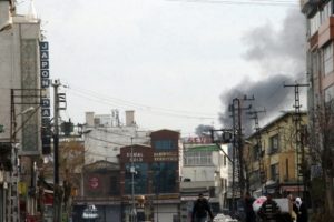 Diyarbakır'da ter&ouml;ristler yine okul yaktı