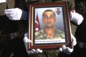 Şehit uzman &ccedil;avuş g&ouml;zyaşlarıyla toprağa verildi