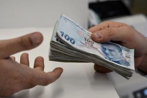 Temizlik iş&ccedil;isinden &ouml;rnek davranış! &Ccedil;&ouml;pte 20 bin lira buldu...