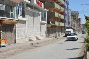 PKK'nın mezarlıktaki duvarı yıkıldı