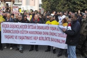 İzmit'te sendikalardan barış &ccedil;ağrısı