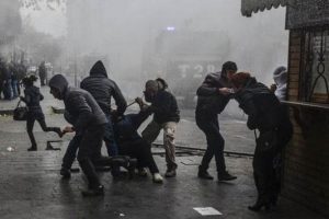Diyarbakır'da izinsiz y&uuml;r&uuml;y&uuml;şe polis m&uuml;dahalesi