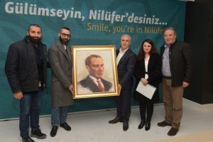 Bursa Nil&uuml;fer'de başarılı tasarımcıdan Bozbey'e Atat&uuml;rk portresi