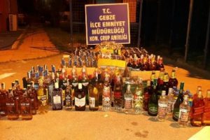 Tezgah altından ka&ccedil;ak i&ccedil;ki satarken yakalandı