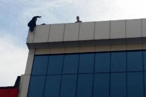 &Ccedil;atıda intihara kalkışan genci polis kurtardı