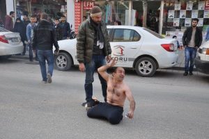 Bursa'da kendisini şefine şikayet eden arkadaşına kızınca ortalık karıştı