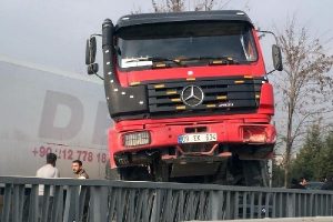 Sakarya'da kamyon, korkulukların &uuml;st&uuml;ne &ccedil;ıktı