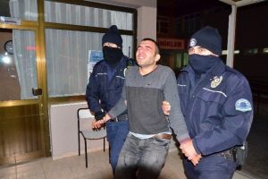 El yapımı patlayıcı saldırganın elinde patladı