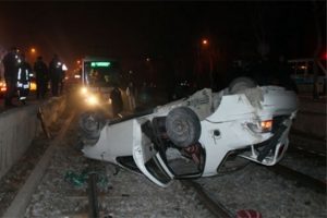 Konya'da tramvay hattına u&ccedil;an otomobilde sıkıştı