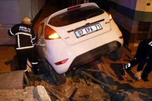 Antalya'da kaza: Yayalara &ccedil;arpıp bah&ccedil;eye u&ccedil;tu