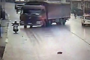 TIR motosikletliyi ezerek &ouml;ld&uuml;rd&uuml;