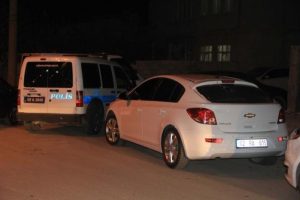 Adıyaman'da s&uuml;r&uuml;c&uuml;y&uuml; d&ouml;vd&uuml;ler, otomobilin lastiğini kestiler