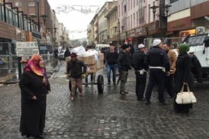 Diyarbakır Sur'da esnaf g&ouml;&ccedil; etmeye başladı