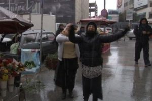Kar yağışını g&ouml;bek atarak kutladılar