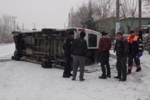 Aksaray'da iş&ccedil;i ve &ouml;ğrenci servisleri devrildi: 13 yaralı