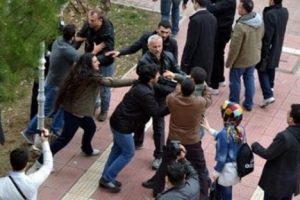 İn&ouml;n&uuml; &Uuml;niversitesi'nde kavga: &Ccedil;ok sayıda yaralı, 65 g&ouml;zaltı