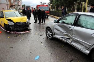 Zonguldak'ta taksi ile otomobil &ccedil;arpıştı: 2 yaralı