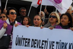 İzmir'de kadınlardan yeni anayasa tepkisi