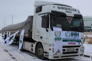 Sivaslı &ouml;ğrencilerden Bayırbucak T&uuml;rkmenlerine yardım