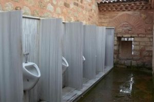 Mimar Sinan'ın eseri 5 asırlık cami duvarına pisuvar