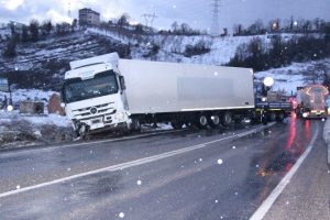 Zonguldak-İstanbul yolunda TIR yoldan &ccedil;ıktı: 2 yaralı