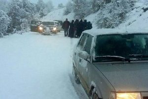 Cenazeye giden 23 kişi karda mahsur kaldı