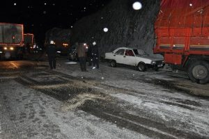 Kar y&uuml;z&uuml;nden zincirleme kaza: 11 yaralı
