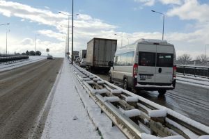Bursa'da s&uuml;r&uuml;c&uuml;lerin kar ve buzla zorlu sınavı!