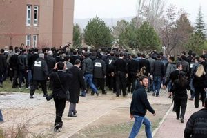Karşıt g&ouml;r&uuml;şl&uuml; &ouml;ğrenciler birbirine girdi! 65 g&ouml;zaltı
