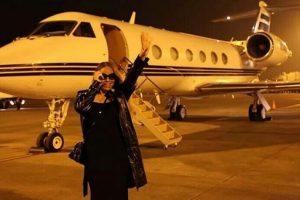 Mariah Carey sevgilisinin &ouml;zel jetiyle fotoğraf &ccedil;ektirdi...
