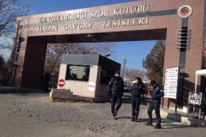Polis Gen&ccedil;lerbirliği tesislerini ablukaya aldı