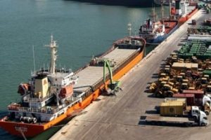 Dış ticaret a&ccedil;ığı yarı yarıya azaldı