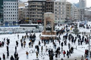 Kar yağdı, turistler Taksim'e akın etti