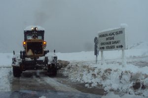 Bursa'da zincirsiz ara&ccedil;lar yolu kapattı