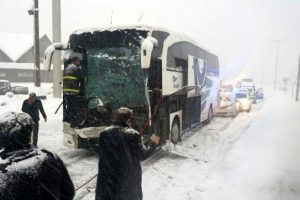 D&uuml;zce'de 3 ara&ccedil;lı zincirleme kaza: 9 yaralı
