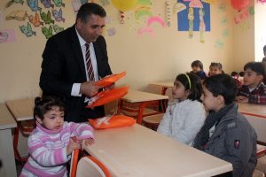 Bursa'da savcıdan &ccedil;ocuklara yeni yıl hediyesi