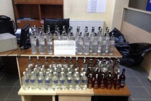 Sakarya'da restoranlara ka&ccedil;ak i&ccedil;ki satarken yakalandı