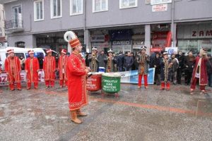 Balıkesir'de yılbaşı eğlencelerine mehteranlı protesto