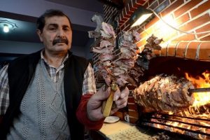 Cağ kebabı, kış turizminin vazge&ccedil;ilmezi