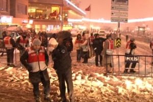 Taksim'de meydan girişi trafiğe kapatıldı