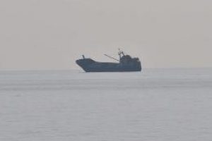 Antalya a&ccedil;ıklarında terk edilen gemi s&uuml;r&uuml;kleniyor