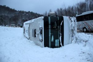 Zonguldak'ta midib&uuml;s devrildi: 4 yaralı