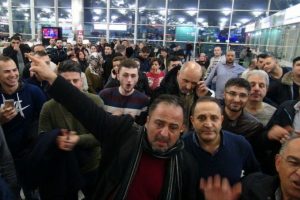 Havalimanında yolculara zorunlu yılbaşı