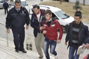 Kız kardeşine s&ouml;zl&uuml; tacizde bulunan arkadaşını &ouml;ld&uuml;rd&uuml;!