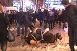 Taksim'de vatandaşların karla imtihanı