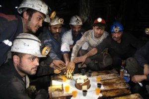 Maden ocağında yılbaşı kutlaması