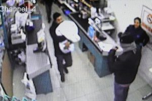 Bebekli m&uuml;şterilerin olduğu markette silahlı gasp
