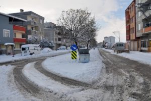 Kar yağışı Bursa Karacabey'i beyaza b&uuml;r&uuml;d&uuml;
